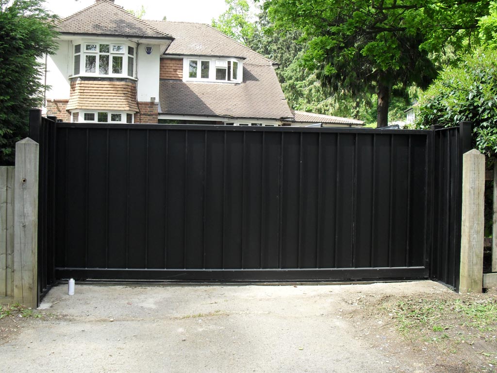 Automated Metal Gates For Your Security Home: Driveway gate design idea